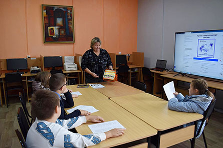 библиотекарь Е.Н. Ласточкина, поздравила всех ребят с началом занятий